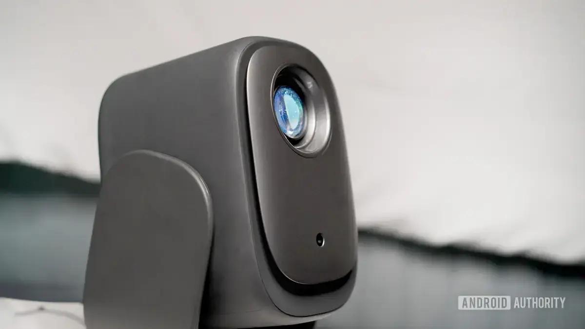 Projetor portátil por R$179 transforma teto em tela de cinema