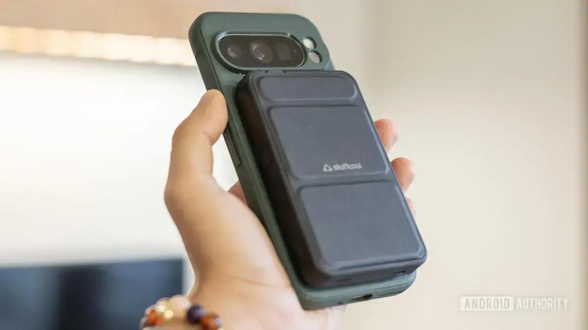 Por que aguardar antes de adquirir carregadores Qi2.2 para smartphones