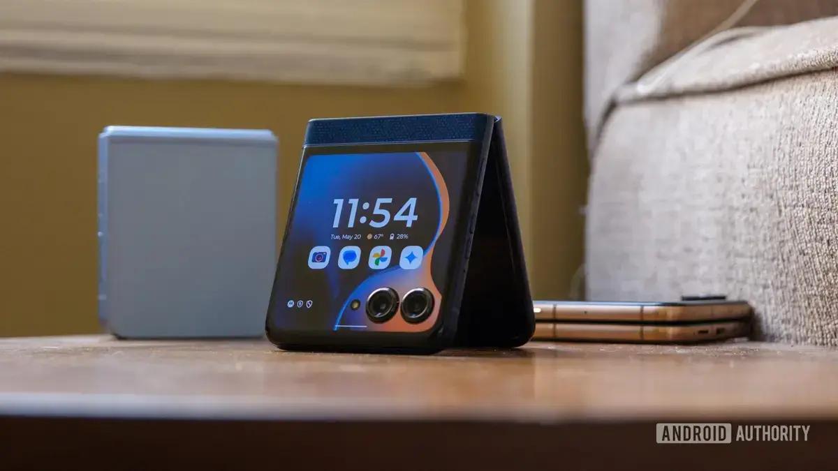 Samsung Galaxy Z Flip 7 FE e Motorola Razr (2025): qual vale mais a pena?