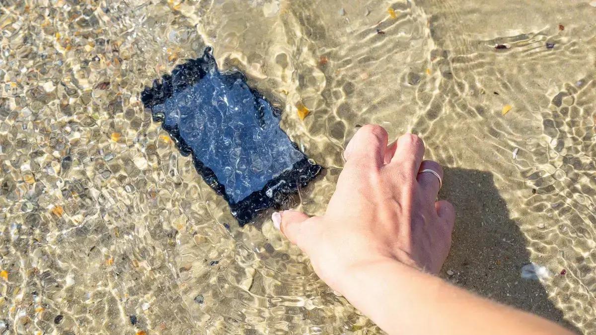 Por que não usar arroz para secar celulares molhados, segundo fabricantes