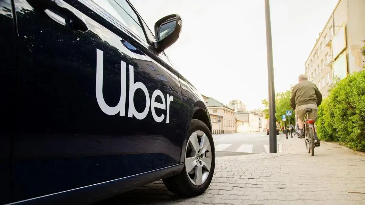 Uber confirma investimento de US$ 300 milhões em veículos autônomos para robotáxis em 2026