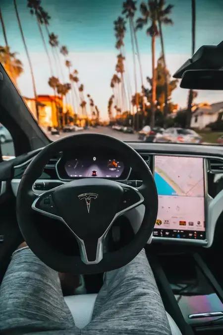 Previsões de analistas mostram desafios futuros para Tesla no mercado de veículos elétricos