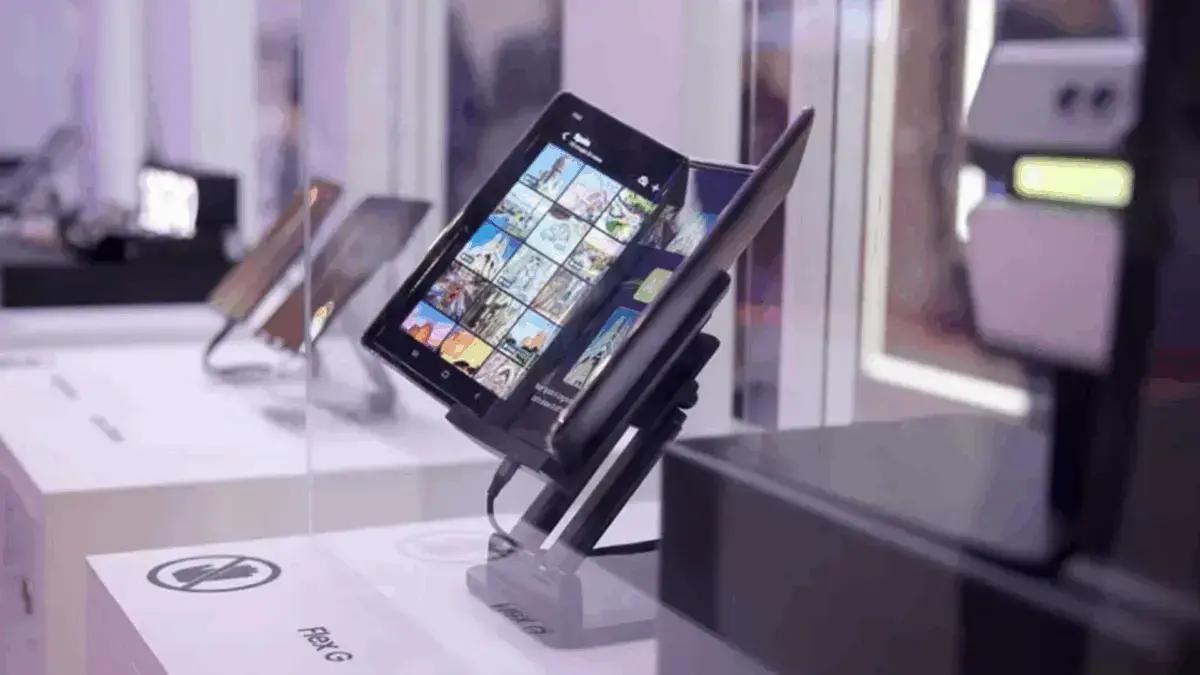Samsung revela celular dobrável com tela tripla