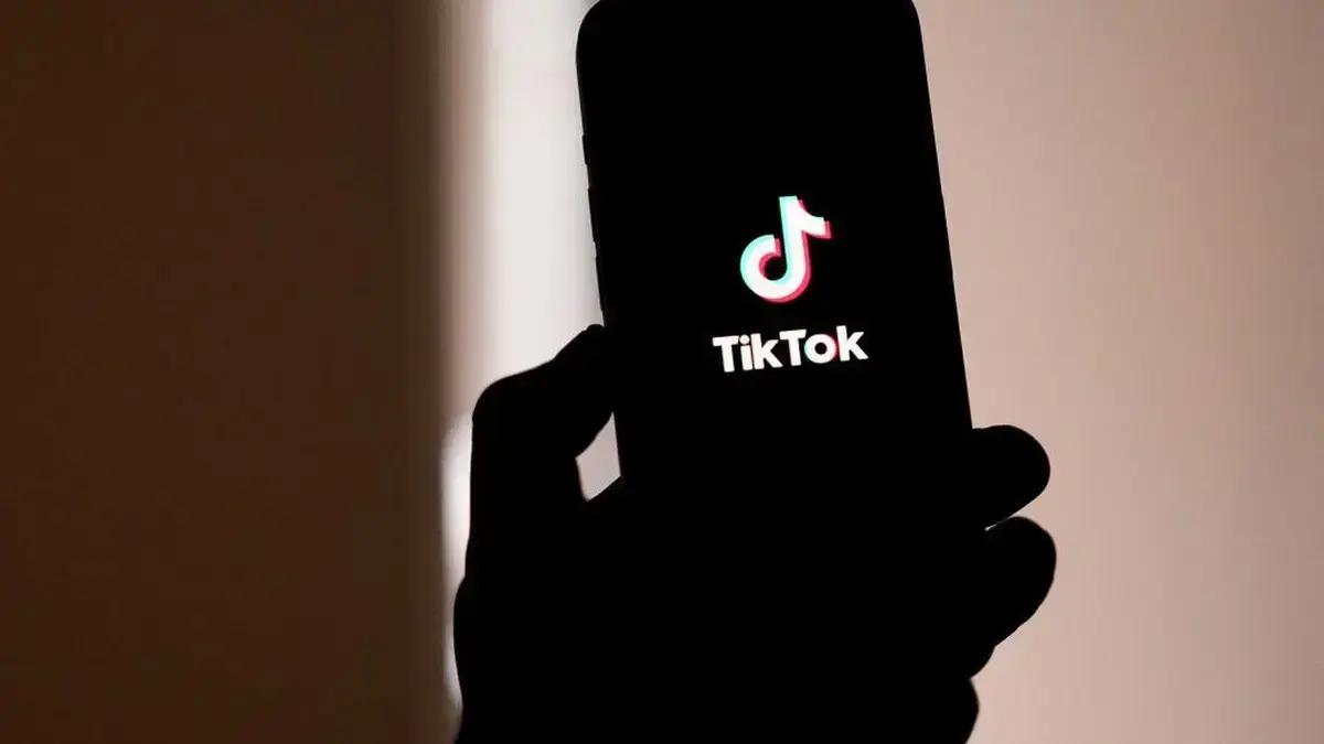 Vídeos racistas gerados por IA atingem milhões de visualizações no TikTok