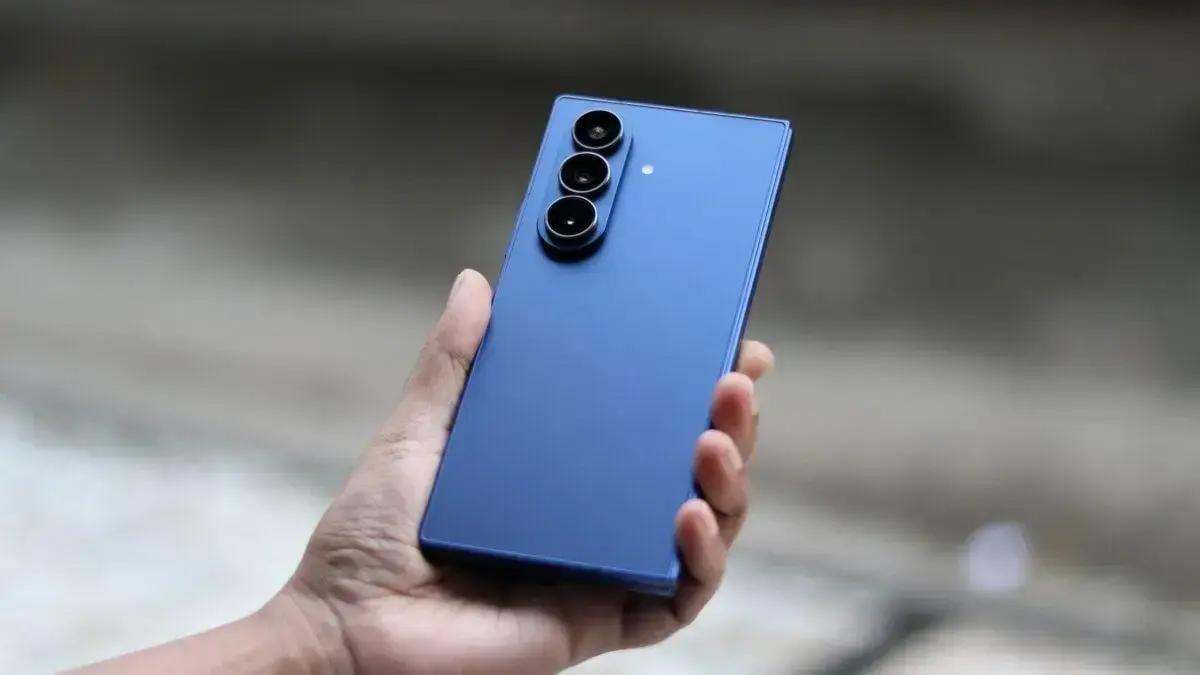 Samsung retoma provocações à Apple com anúncios de celulares dobráveis