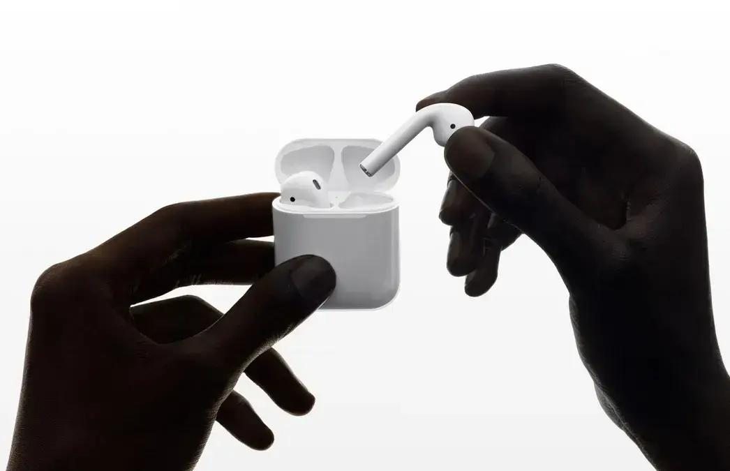 Desafios nas vendas dos AirPods na China refletem os obstáculos dos iPhones; mercado favorece fones acessíveis