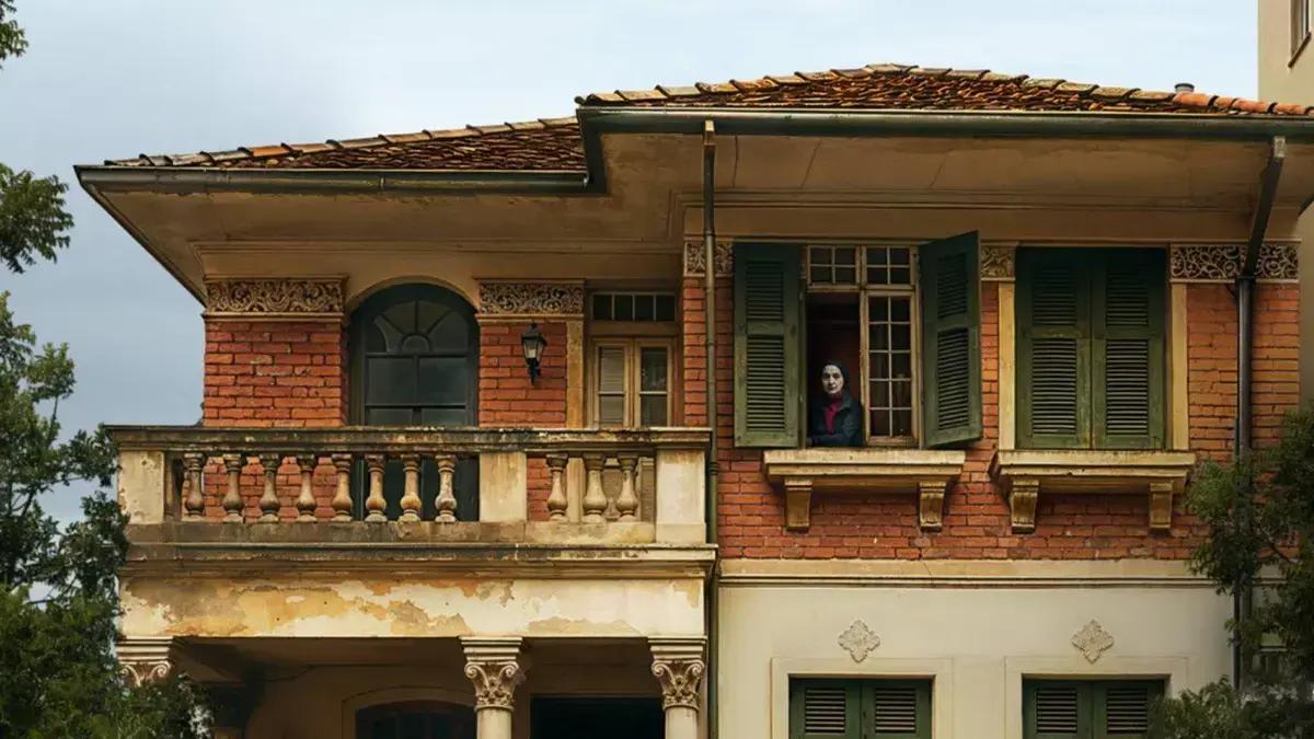 A Mulher da Casa Abandonada: Onde assistir à série no Prime Video e ouvir o podcast original