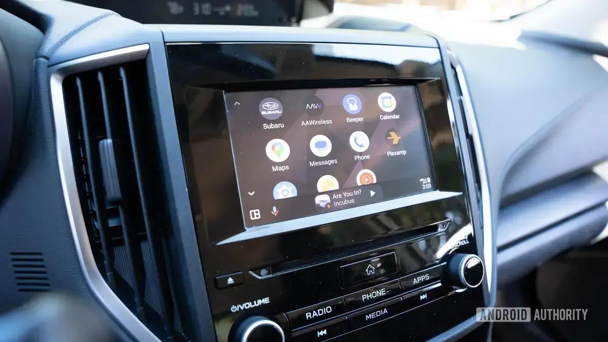 Aplicativos para Android Auto agora suportam YouTube por meio do NewPipe