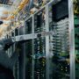 Expansão de centros de dados de IA nos EUA gera pressão crítica na rede elétrica; Big Tech constrói usinas próprias