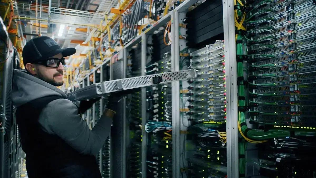 Expansão de centros de dados de IA nos EUA gera pressão crítica na rede elétrica; Big Tech constrói usinas próprias