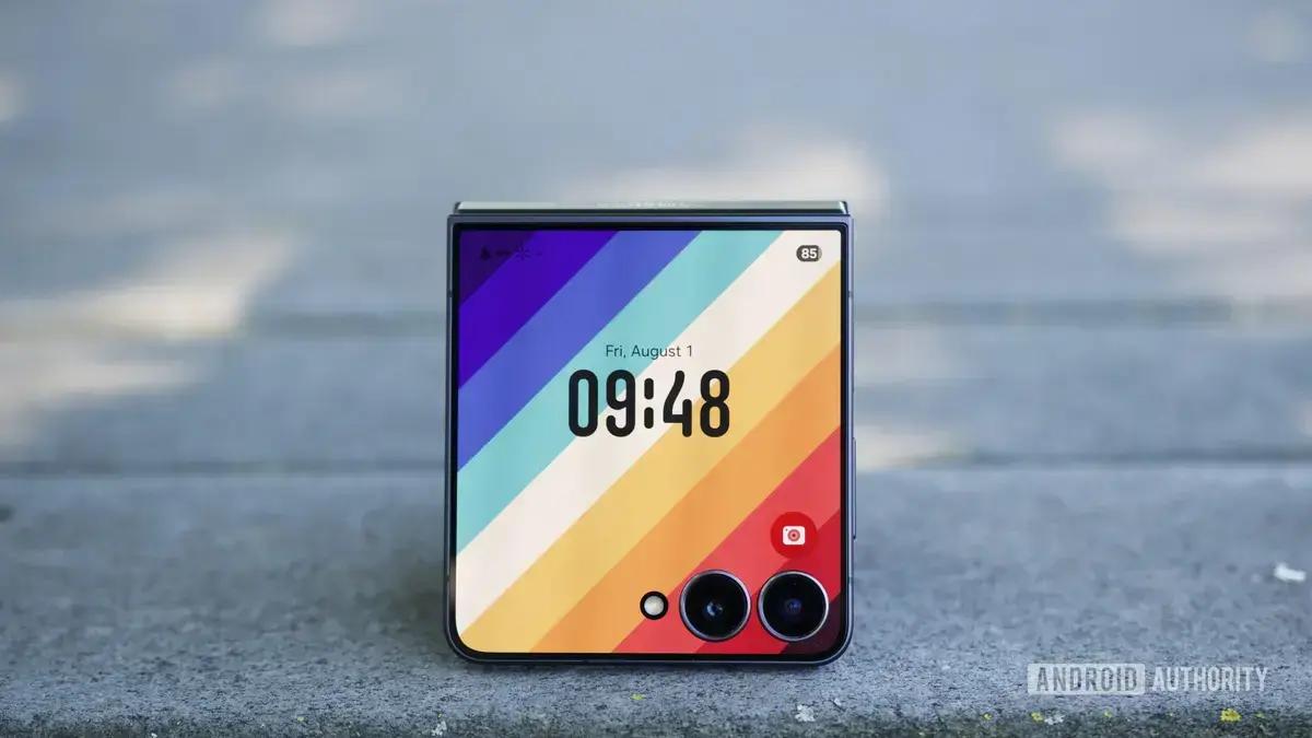 Galaxy Z Flip 7: Análise detalhada revela acertos e falhas do dobrável