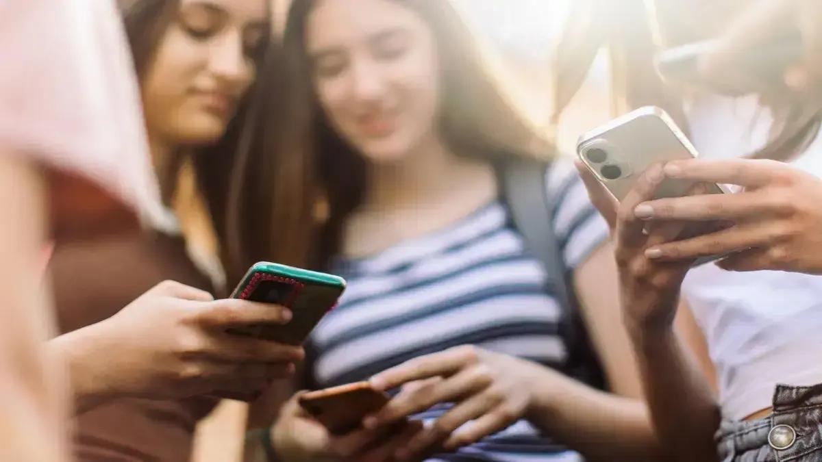 Aplicativos de IA que criam nudes falsos preocupam autoridades e escolas no Reino Unido