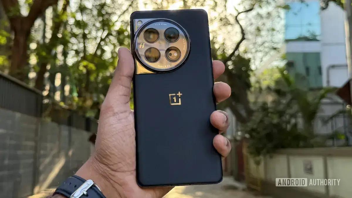 OnePlus 15: Rumores indicam nova cor "SuperBlack" e design renovado