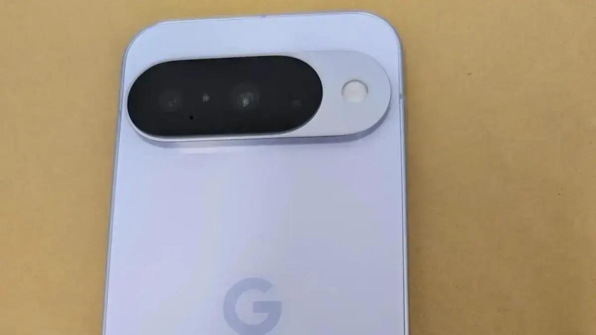 Imagens vazadas do Pixel 10 sugerem que Google pode manter slot para chip físico