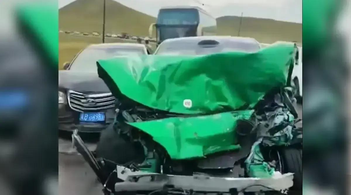 Motorista escapa ileso após acidente com carreta graças à segurança do Xiaomi YU7