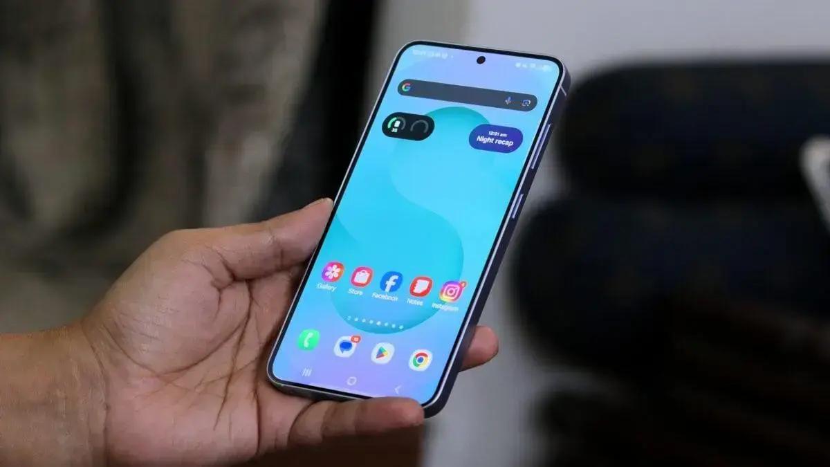 De Crocs a chocolate: os acessórios mais inusitados do Galaxy S25