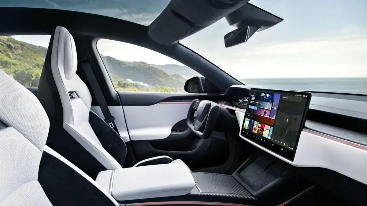Tesla tenta reverter multa milionária após acidente com Autopilot nos EUA