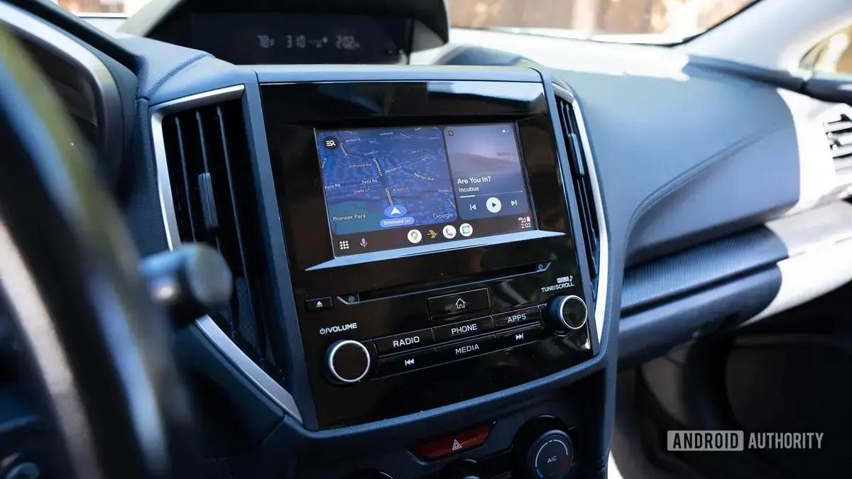 Reprodutor de mídia do Android Auto apresenta problema de contraste, dificultando leitura