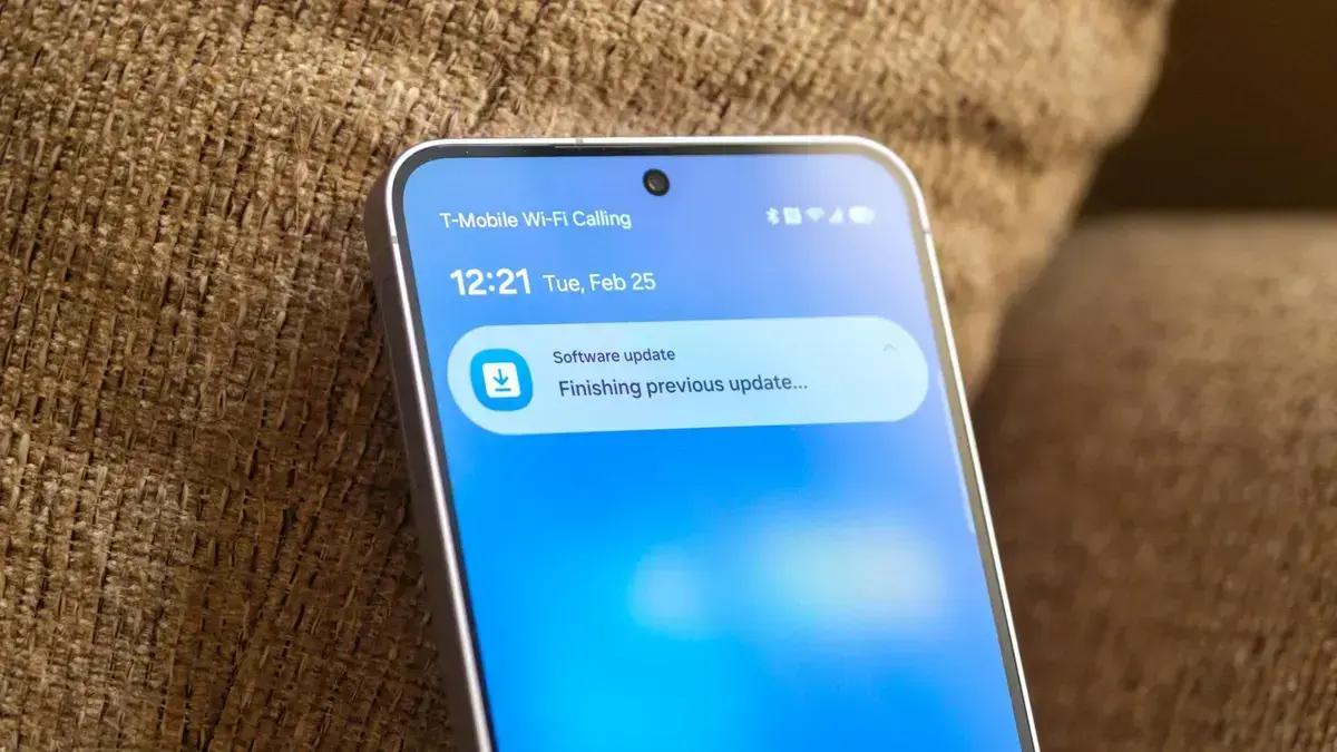 Erro de limite diário bloqueia atualização de segurança em celulares Galaxy