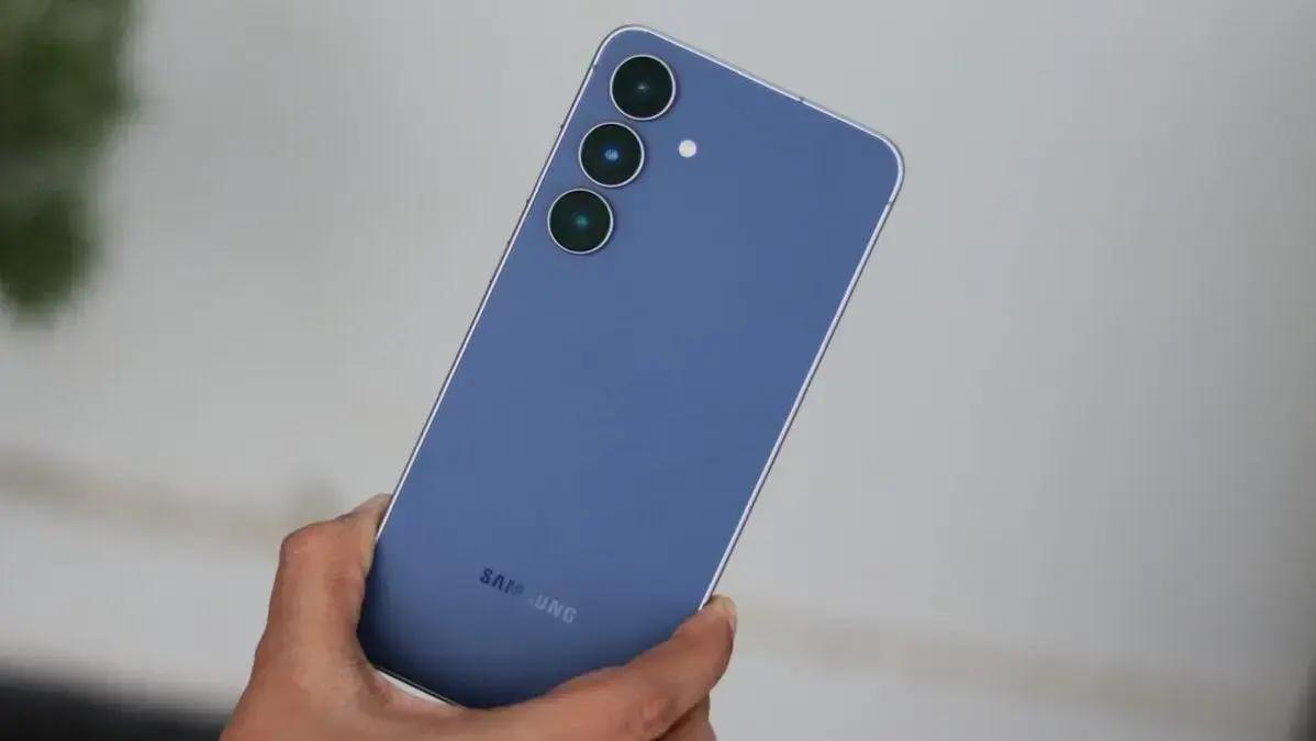 Primeira atualização do Galaxy S25 FE traz cotações de ações na Now Bar