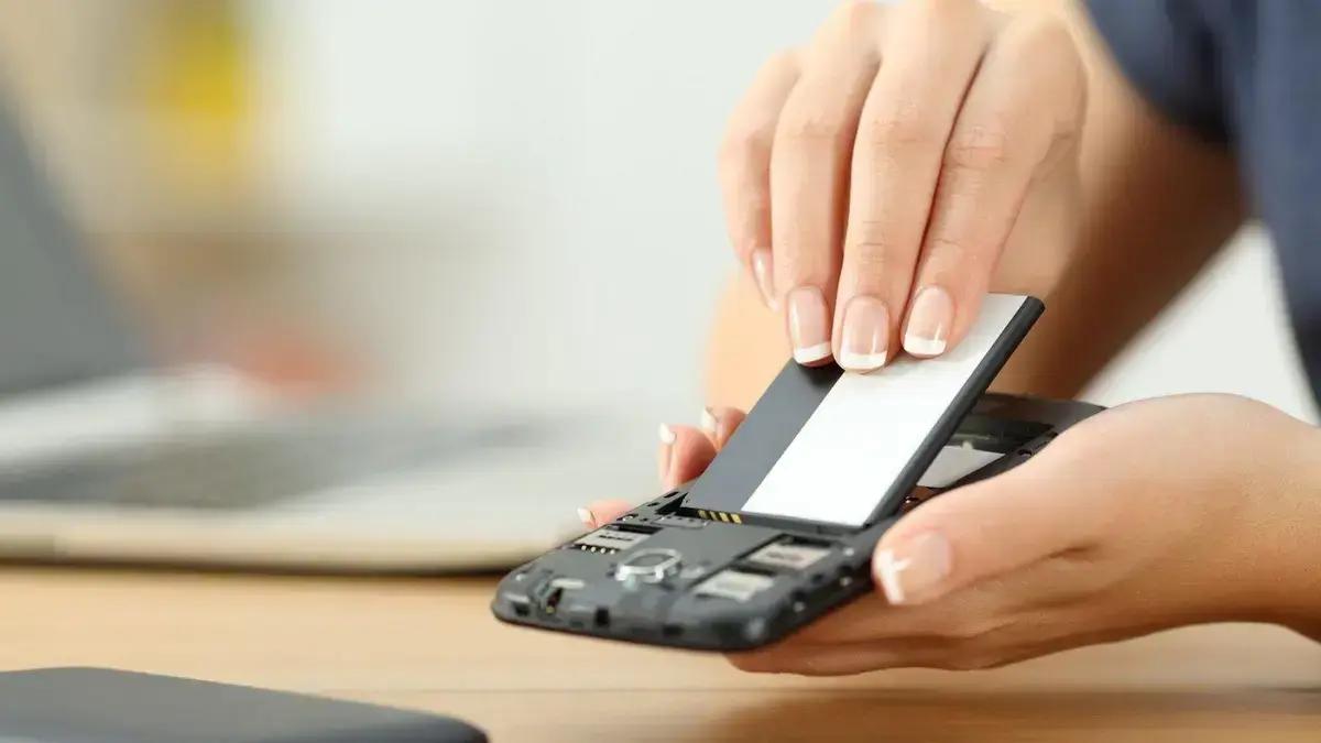 Por que os celulares atuais não possuem mais baterias removíveis?