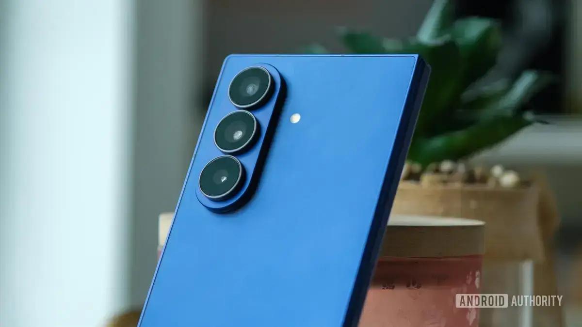 Celulares modernos com câmeras avançadas apresentam leve instabilidade em superfícies planas