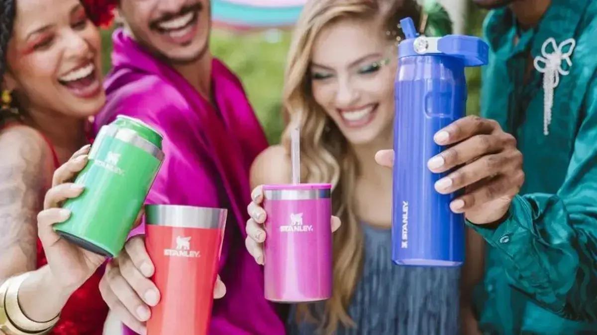 Copo Stanley com função cooler para latas tem desconto de 50% (promoção não válida no Brasil)