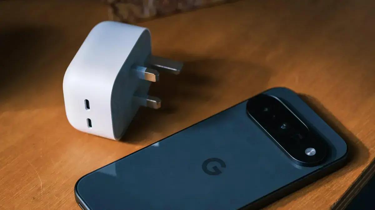 Testes mostram que carregamento do Pixel 10 com carregador de 67W da Google continua lento