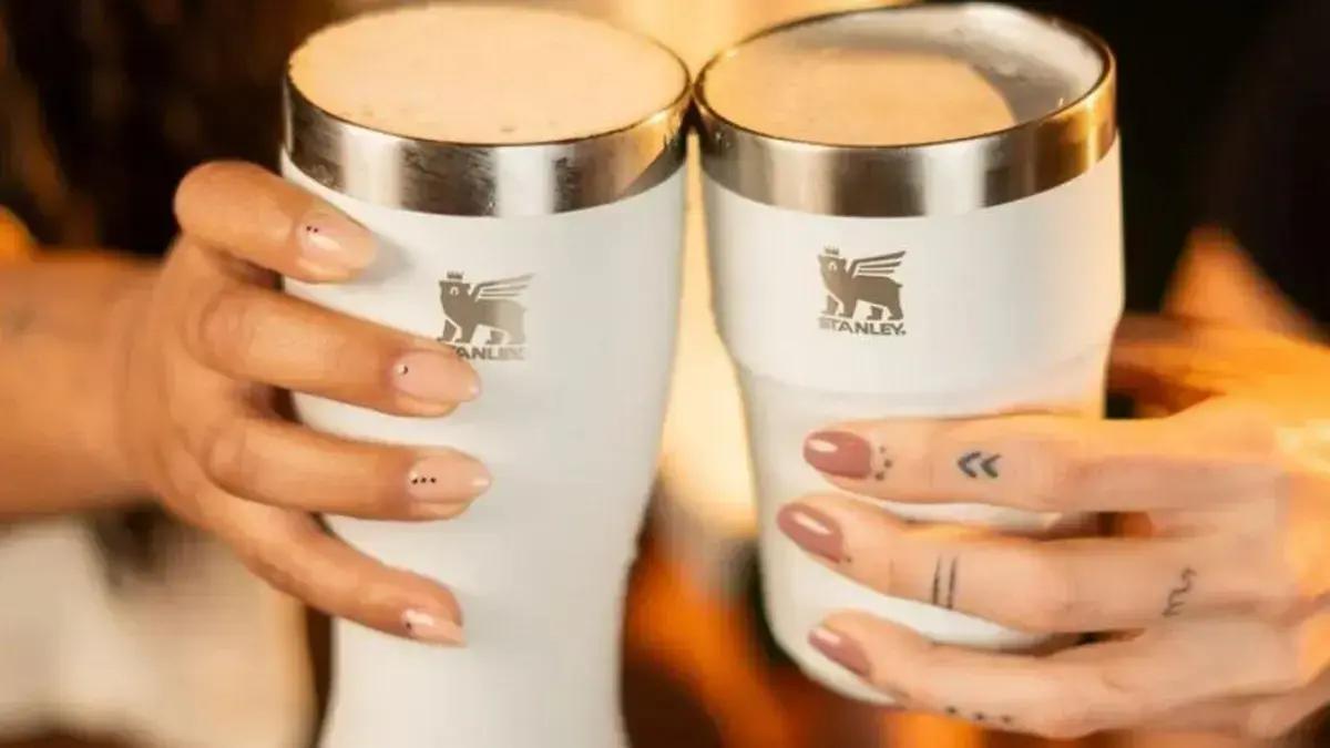 Desconto de 30% nos copos térmicos Stanley da linha Happy Hour no site oficial