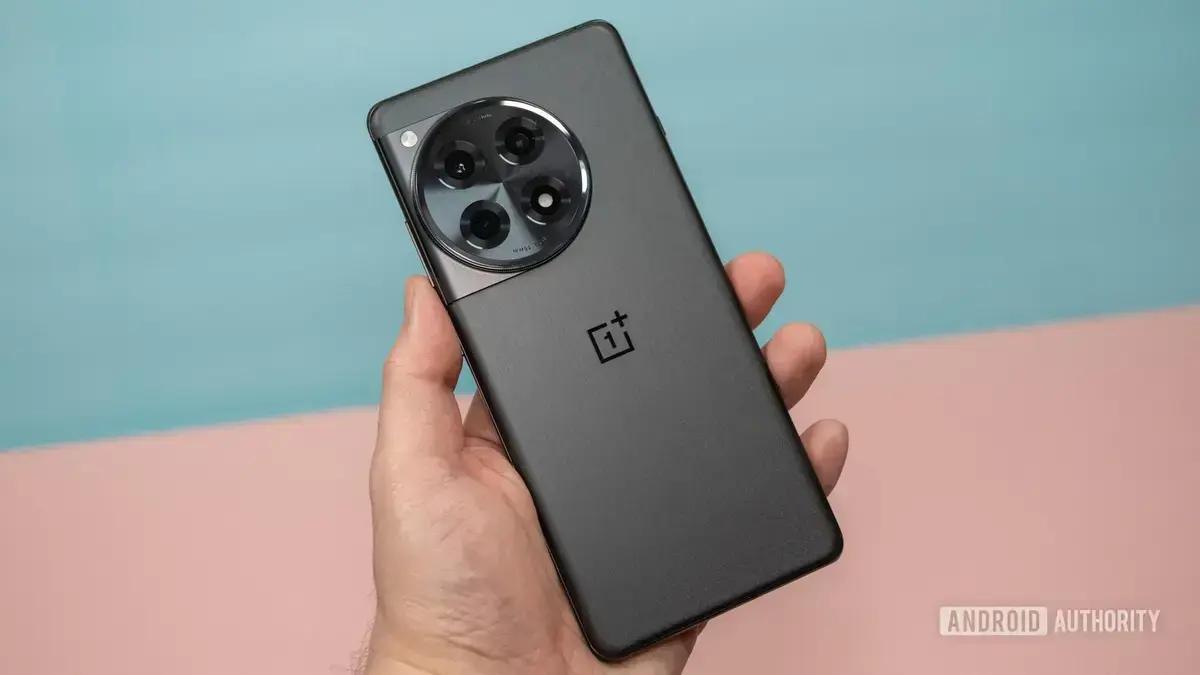 Vazamento revela as cores do OnePlus 15, incluindo a opção 'SuperBlack'