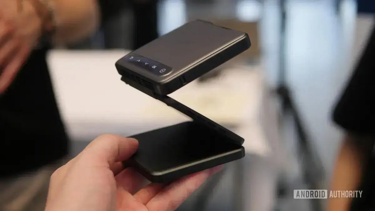 Dispositivos dobráveis evoluem com modelos tri-fold e projetores flexíveis