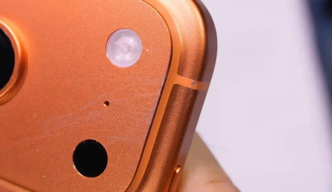 YouTuber alerta sobre pontos frágeis no iPhone 17 Pro: cantos da câmera podem sofrer arranhões