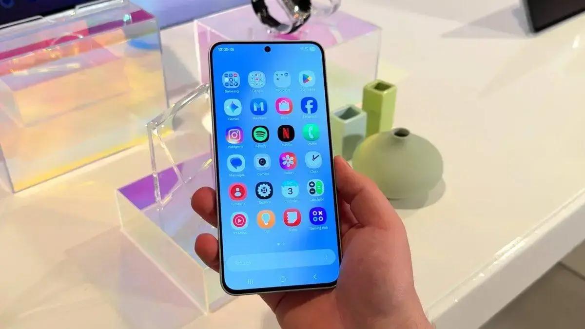 Galaxy S25 FE recebe uma atualização de software a mais que o Galaxy S25 Ultra