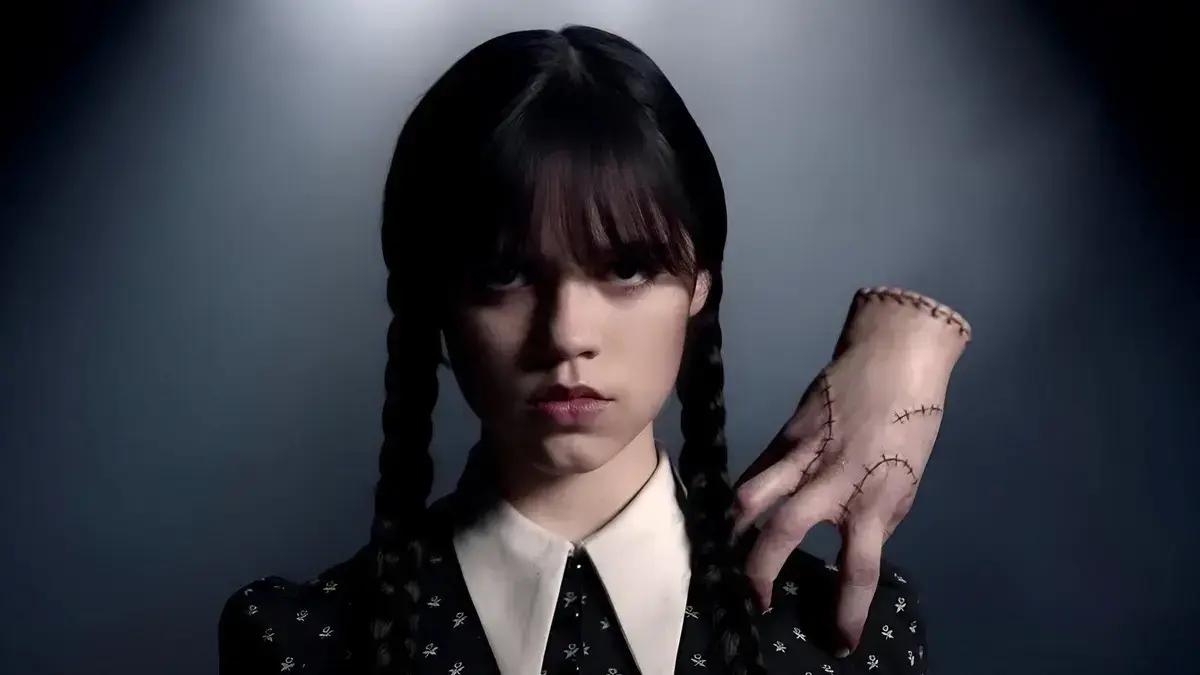 A origem de Mãozinha é revelada na 2ª temporada da série Wandinha