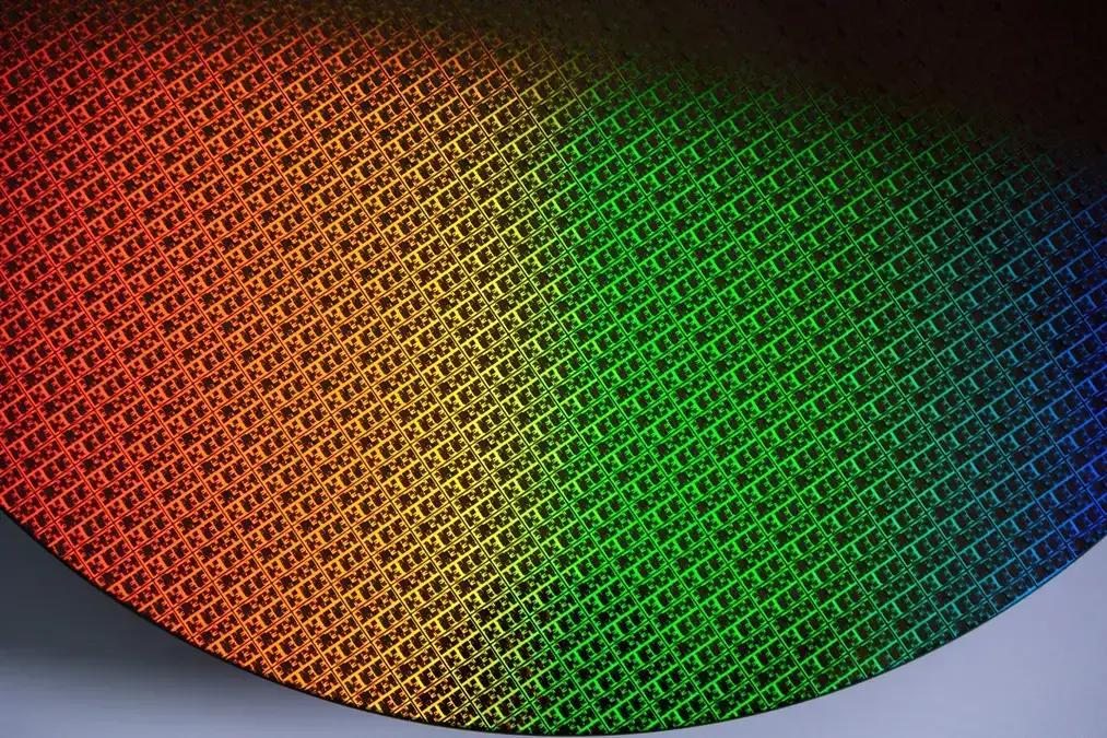Qualcomm aponta que produção de chips da Intel ainda não atende expectativas, mas parceria é possível