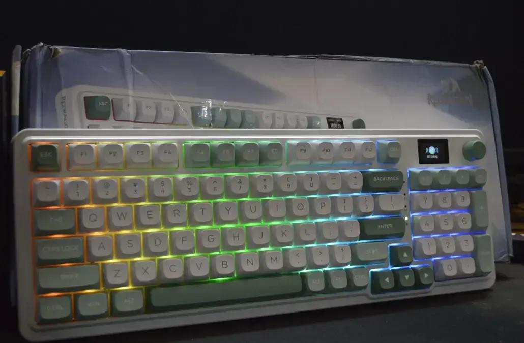 Análise do teclado gamer sem fio Redragon K719 PRO com tela TFT e custo acessível