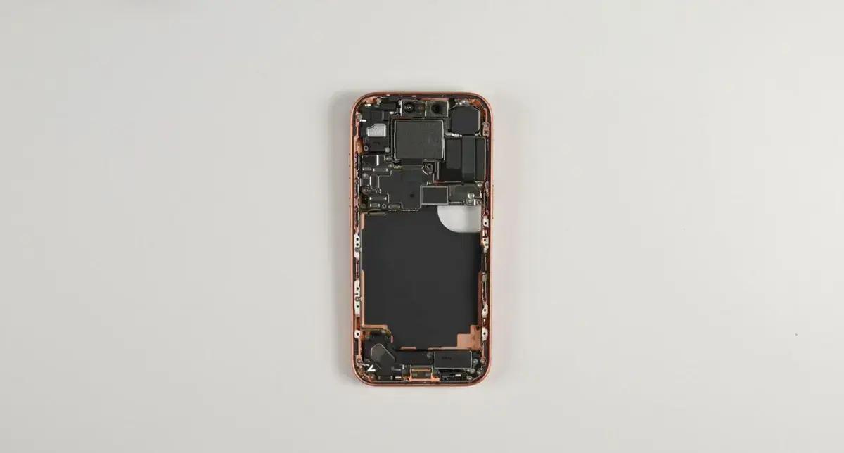 iPhone 17 Pro traz mudanças internas que facilitam troca da bateria e complicam outros reparos