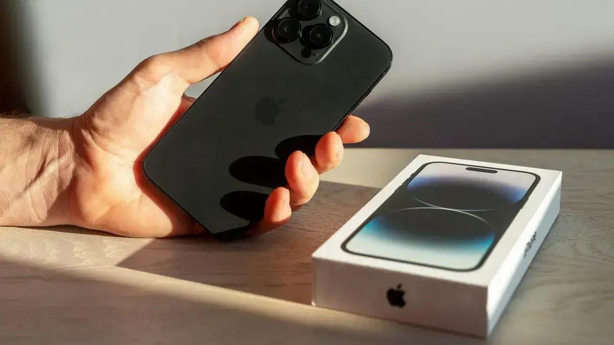 Apple estende até 2026 uso gratuito da conectividade via satélite para iPhones 14 e 15