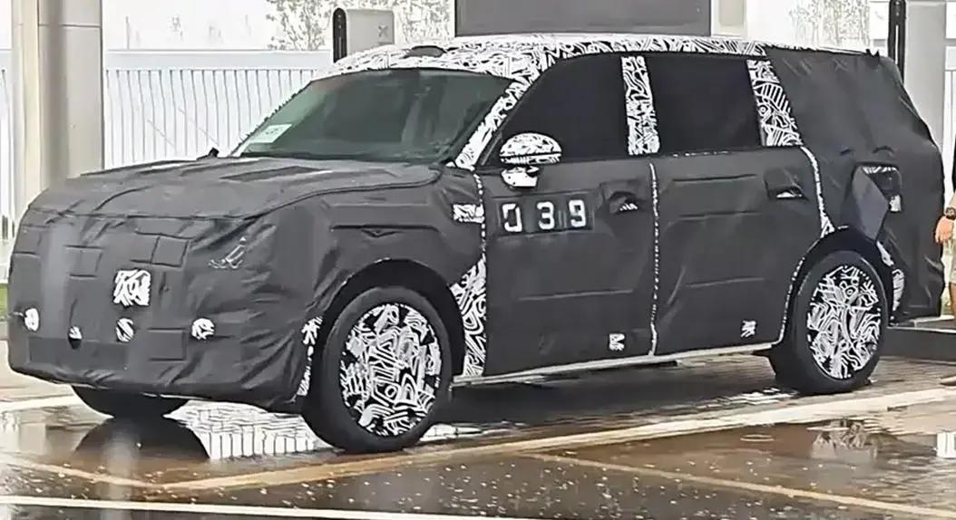 Novas imagens revelam tamanho imponente do SUV Kunlun da Xiaomi em comparação ao YU7
