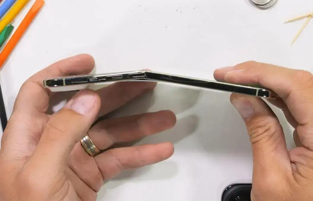 iPhone Air suporta 216 libras de força até a tela quebrar, mostra teste