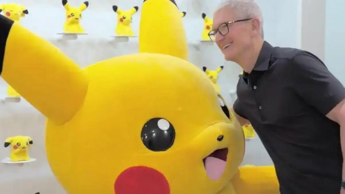 Tim Cook encontros Pikachu em visita ao Japão para reabertura da Apple Ginza