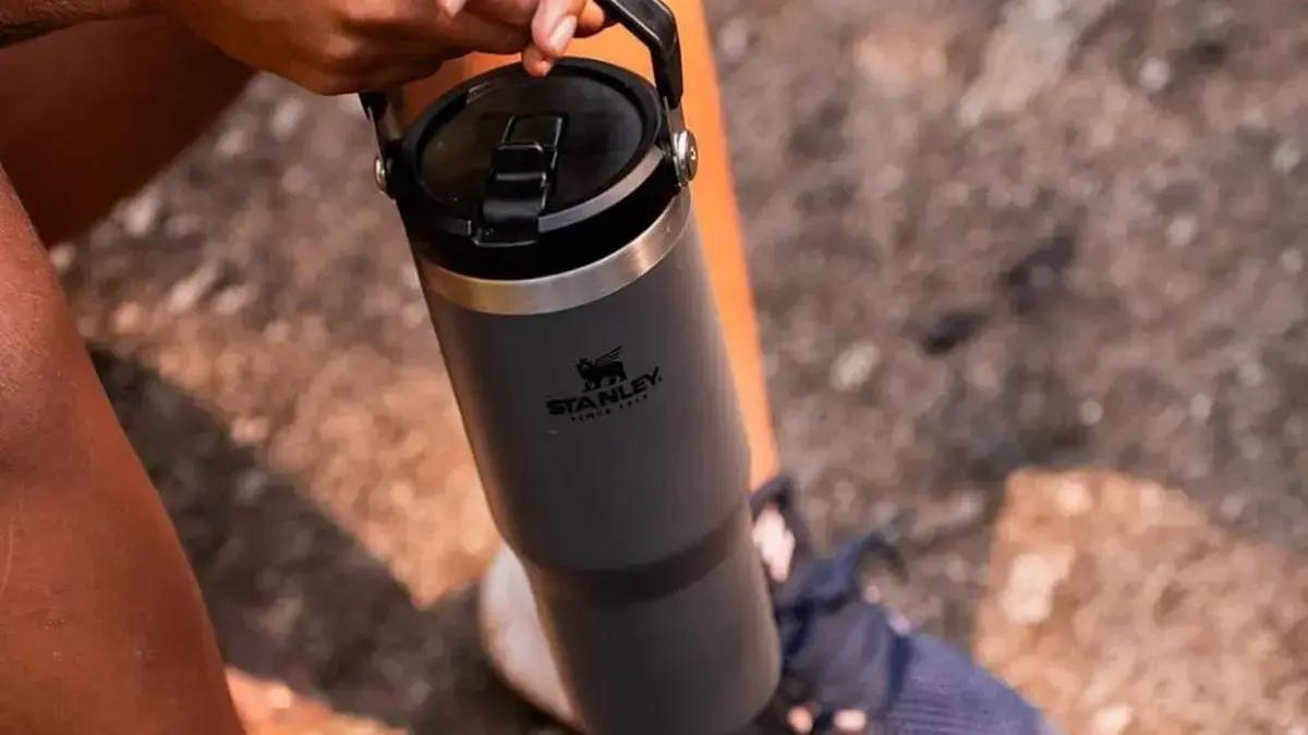 Stanley oferece Tumbler Térmico com R$100 de desconto no site oficial