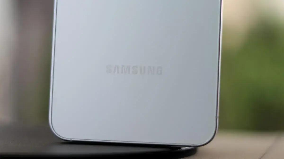 Modelos Galaxy acessíveis ganham posições enquanto vendas globais do iPhone 15 caem