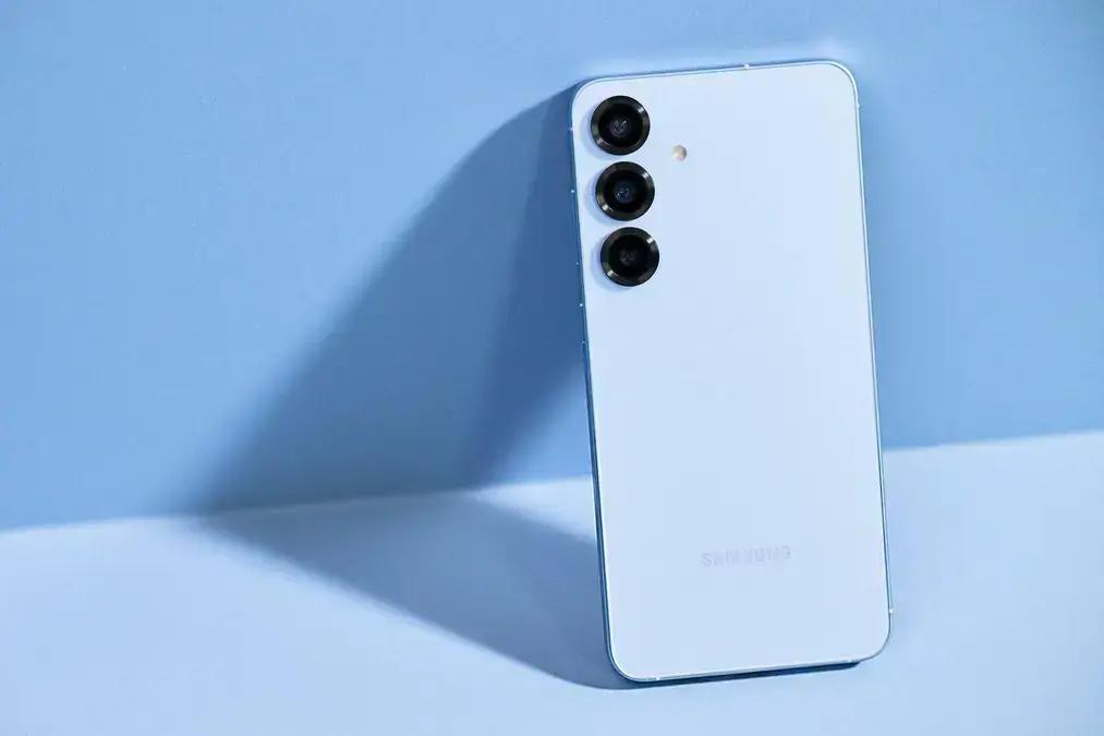 Guia dos acessórios magnéticos Qi2 disponíveis para o Galaxy S25 nos EUA