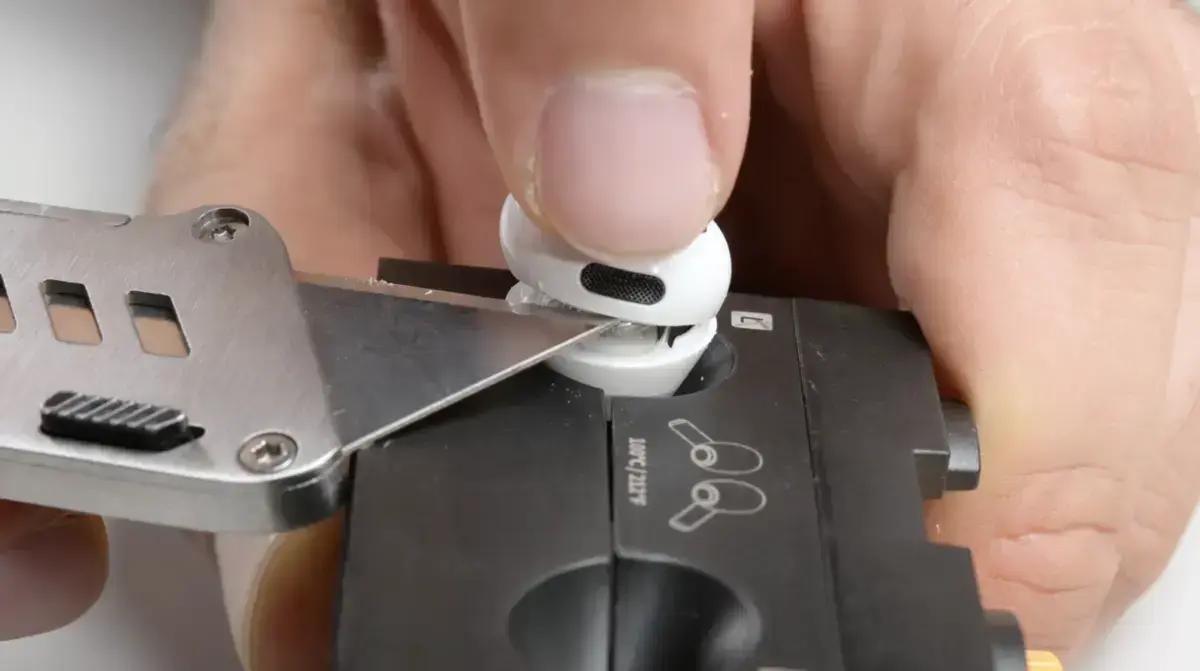 AirPods Pro 3 têm dificuldade de reparo e ganham nota zero em avaliação