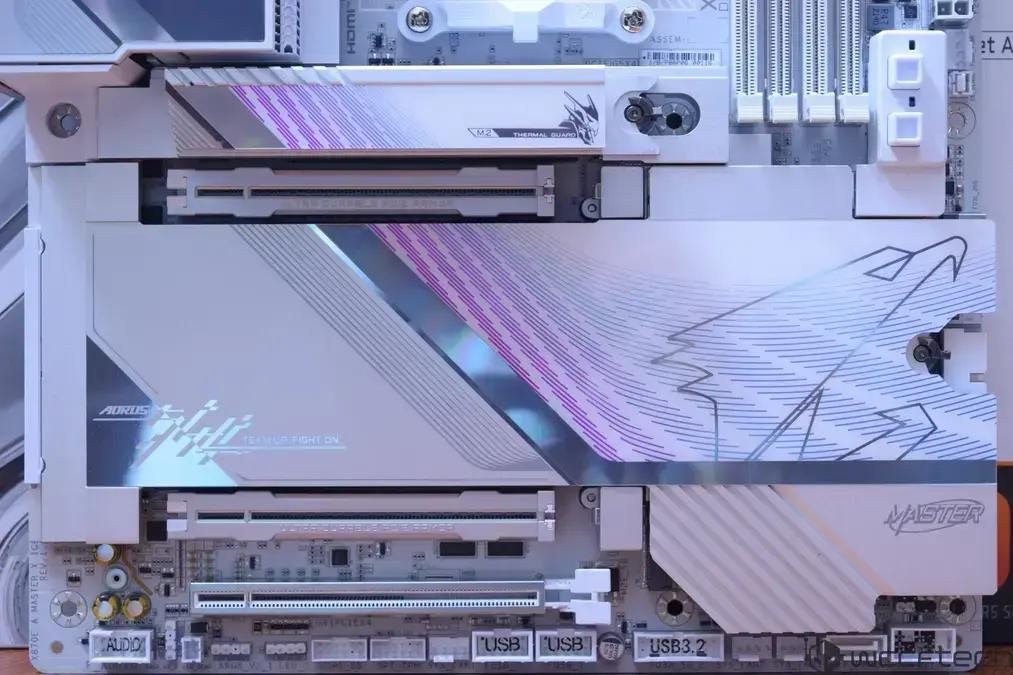 Análise da Gigabyte X870E AORUS Master ICE X3D: desempenho e design para processadores AMD
