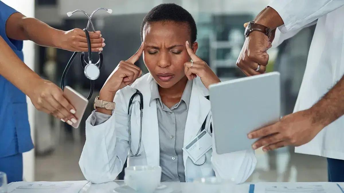 Burnout e estresse levam 59% dos médicos a antecipar aposentadoria no Brasil 24 Burnout e estresse levam 59% dos médicos a antecipar aposentadoria no Brasil