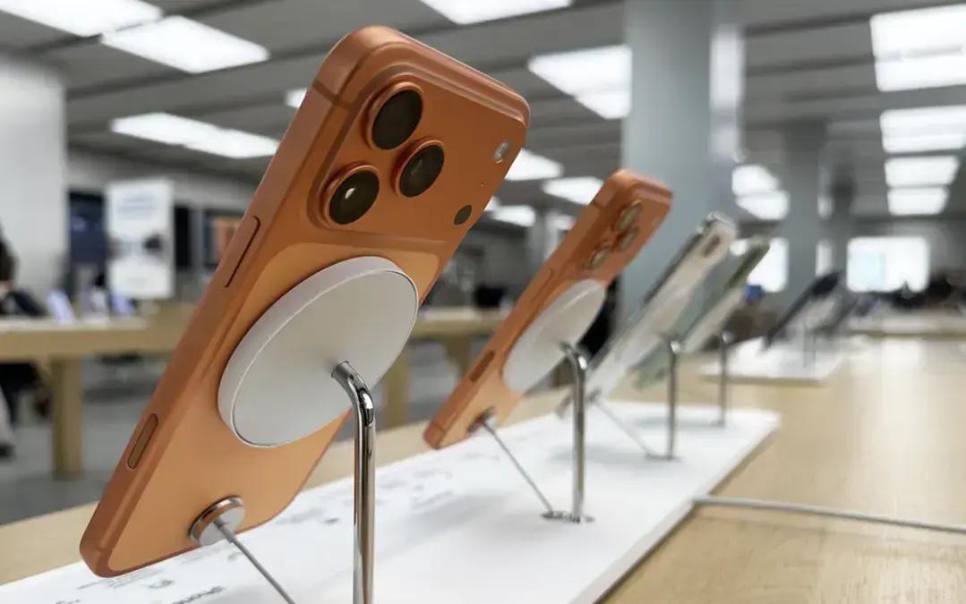 Apple adapta suportes MagSafe nas lojas para evitar marcas no iPhone 17 Pro