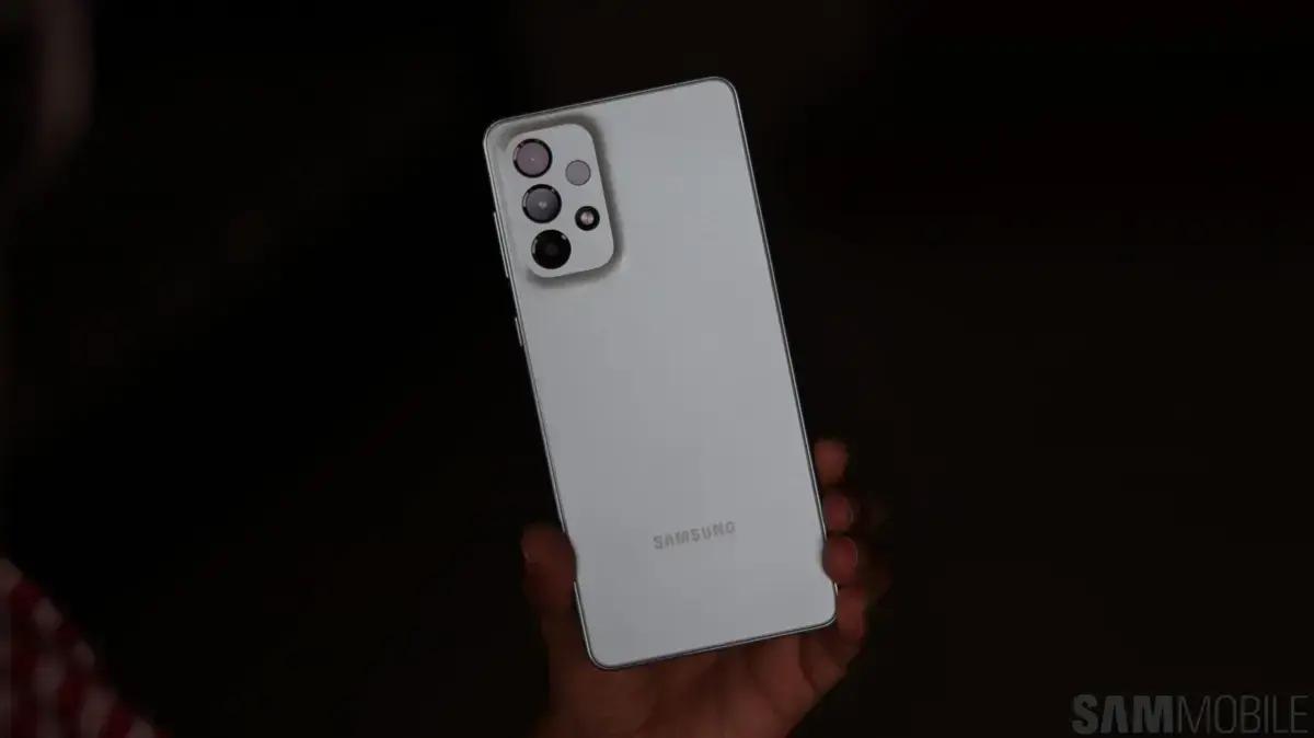 Galaxy A73 recebe a atualização One UI 8 com Android 16 em países asiáticos