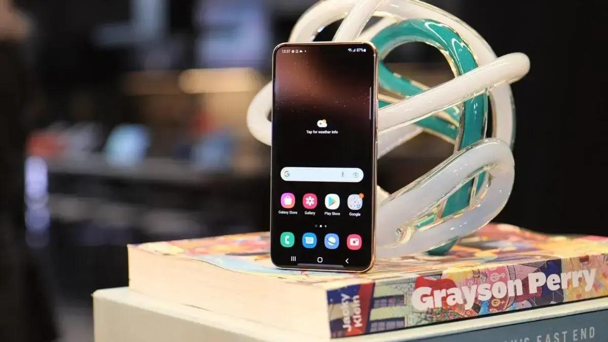 Atualização One UI 8 começa a ser disponibilizada para Galaxy S22, S22+ e S22 Ultra